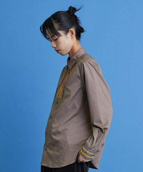 FRAPBOIS(フラボア)の「チャームシャツ(シャツ/ブラウス・レディース・ホワイト/グレイッシュベージュ・1/2)」の4枚目の写真