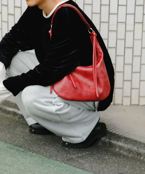 SENSE OF PLACE by URBAN RESEARCH（センスオブプレイスバイアーバンリサーチ）の「フェイクレザーヴィンテージハンドバッグ（ハンドバッグ・メンズ・ブラック/レッド・ONE）」の2枚目の写真