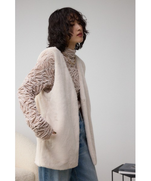 AZUL by moussy（アズールバイマウジー）の「フラッフィーフェイクファーベスト（ベスト・レディース・ブラック/アイボリー/ライトグレー・FREE）」の5枚目の写真