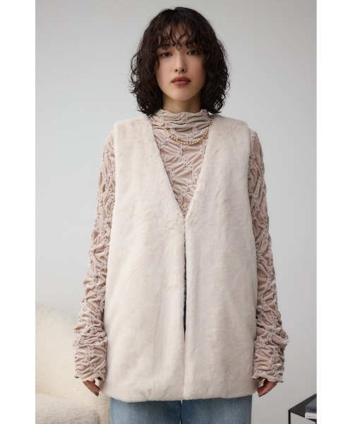 AZUL by moussy（アズールバイマウジー）の「フラッフィーフェイクファーベスト（ベスト・レディース・ブラック/アイボリー/ライトグレー・FREE）」の7枚目の写真