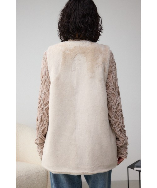 AZUL by moussy（アズールバイマウジー）の「フラッフィーフェイクファーベスト（ベスト・レディース・ブラック/アイボリー/ライトグレー・FREE）」の9枚目の写真
