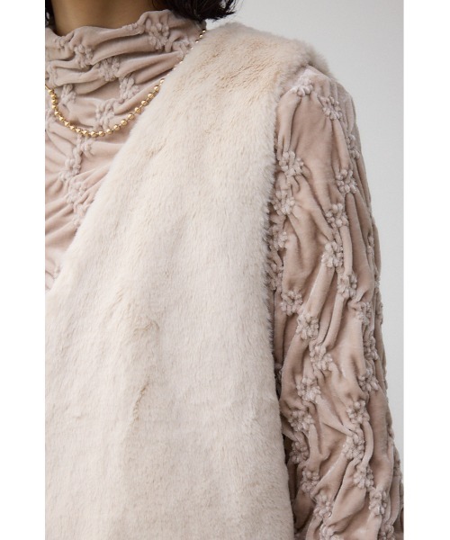 AZUL by moussy（アズールバイマウジー）の「フラッフィーフェイクファーベスト（ベスト・レディース・ブラック/アイボリー/ライトグレー・FREE）」の11枚目の写真