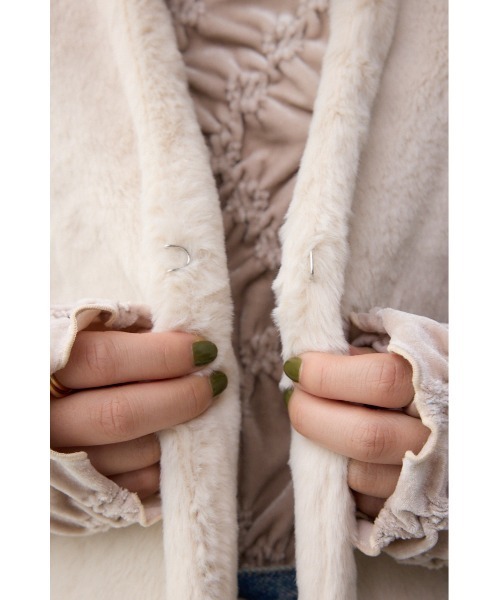 AZUL by moussy（アズールバイマウジー）の「フラッフィーフェイクファーベスト（ベスト・レディース・ブラック/アイボリー/ライトグレー・FREE）」の14枚目の写真