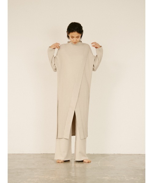 KEnTe(ケンテ)の「Ribbed Slit Knit Tops(ニット/セーター・レディース・モカ/グレイッシュベージュ/アイボリー・M)」の6枚目の写真
