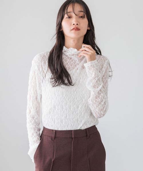 LOWRYS FARM(ローリーズファーム)の「フラワーレースハイネックプルオーバーLS 250004(Tシャツ/カットソー・レディース・オフホワイト/グレー/ブラック・FREE)」の2枚目の写真