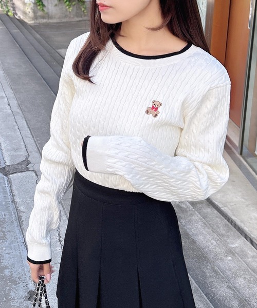 INGNI(イング)の「くま刺しゅうケーブルニット(ニット/セーター・レディース・その他/レッド系3/グレー×ホワイト/ホワイト×ブラック/ピンク系6/ネイビー系・M)」の2枚目の写真