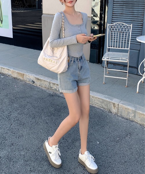 FINEnough(ファインナフ)の「衿レースチラ見せロンTヘンリーネックインナー長袖トップス(Tシャツ/カットソー・レディース・ホワイト/ブラック/グレー・FREE)」の7枚目の写真
