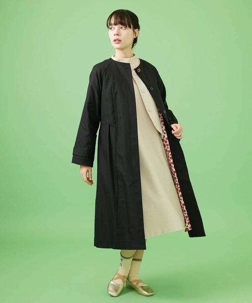 Jocomomola(ホコモモラ)の「裏地プリントノーカラーロングコート(ノーカラーコート・レディース・ブラック/ライラック/ベージュ・42/40)」の17枚目の写真