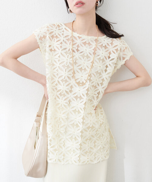 natural couture(ナチュラルクチュール)の「【WEB限定】チュールフラワーVネックベスト(キャミソール・レディース・アイボリー/ブラック・FREE)」の2枚目の写真