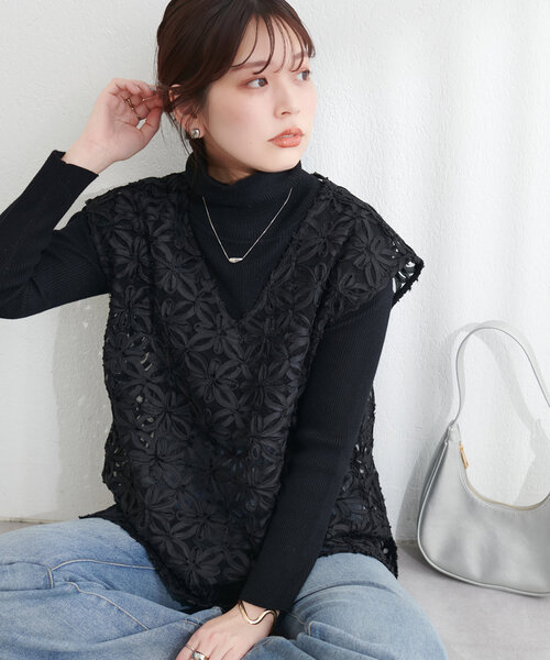 natural couture(ナチュラルクチュール)の「【WEB限定】チュールフラワーVネックベスト(キャミソール・レディース・アイボリー/ブラック・FREE)」の1枚目の写真