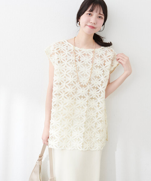 natural couture(ナチュラルクチュール)の「【WEB限定】チュールフラワーVネックベスト(キャミソール・レディース・アイボリー/ブラック・FREE)」の3枚目の写真