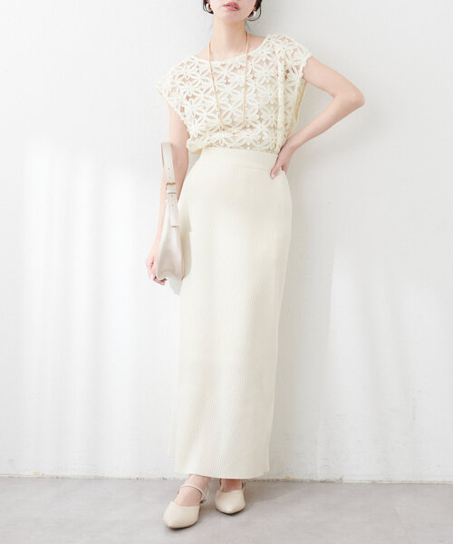 natural couture(ナチュラルクチュール)の「【WEB限定】チュールフラワーVネックベスト(キャミソール・レディース・アイボリー/ブラック・FREE)」の4枚目の写真