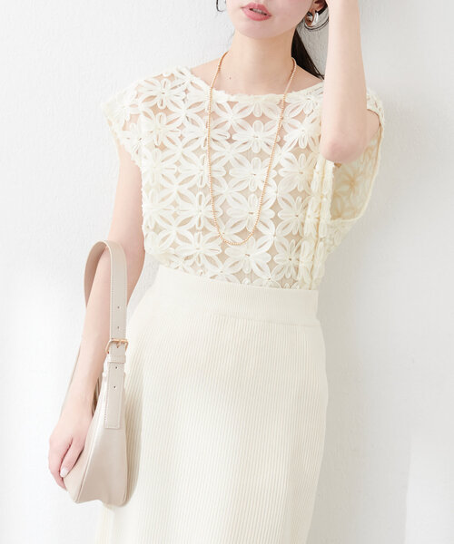 natural couture(ナチュラルクチュール)の「【WEB限定】チュールフラワーVネックベスト(キャミソール・レディース・アイボリー/ブラック・FREE)」の5枚目の写真