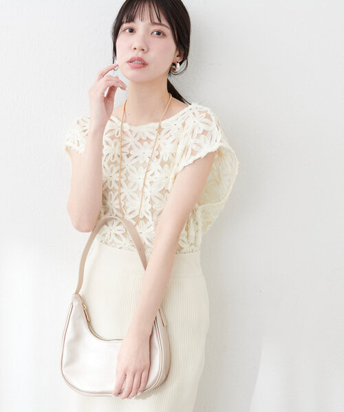 natural couture(ナチュラルクチュール)の「【WEB限定】チュールフラワーVネックベスト(キャミソール・レディース・アイボリー/ブラック・FREE)」の6枚目の写真