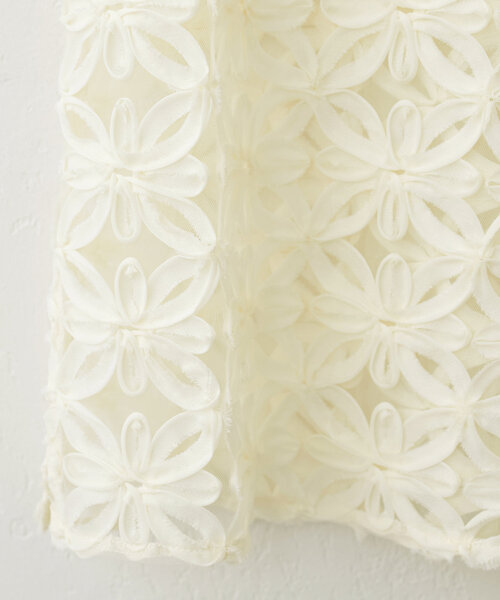 natural couture(ナチュラルクチュール)の「【WEB限定】チュールフラワーVネックベスト(キャミソール・レディース・アイボリー/ブラック・FREE)」の7枚目の写真