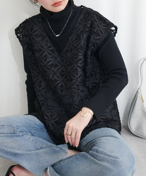 natural couture(ナチュラルクチュール)の「【WEB限定】チュールフラワーVネックベスト(キャミソール・レディース・アイボリー/ブラック・FREE)」の8枚目の写真
