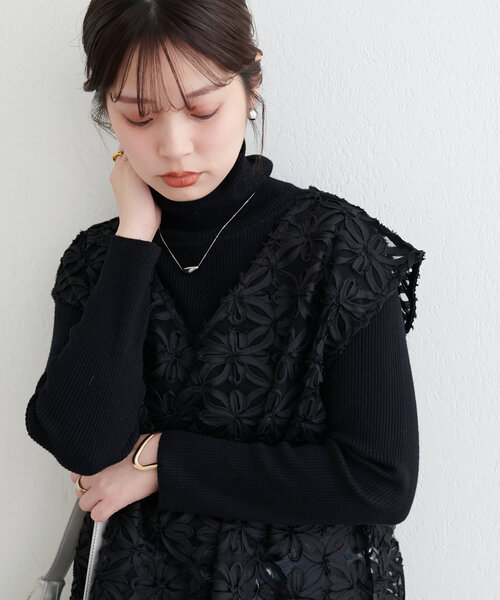 natural couture(ナチュラルクチュール)の「【WEB限定】チュールフラワーVネックベスト(キャミソール・レディース・アイボリー/ブラック・FREE)」の9枚目の写真