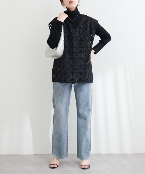 natural couture(ナチュラルクチュール)の「【WEB限定】チュールフラワーVネックベスト(キャミソール・レディース・アイボリー/ブラック・FREE)」の11枚目の写真