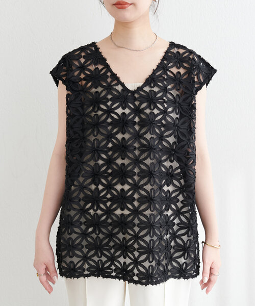 natural couture(ナチュラルクチュール)の「【WEB限定】チュールフラワーVネックベスト(キャミソール・レディース・アイボリー/ブラック・FREE)」の18枚目の写真