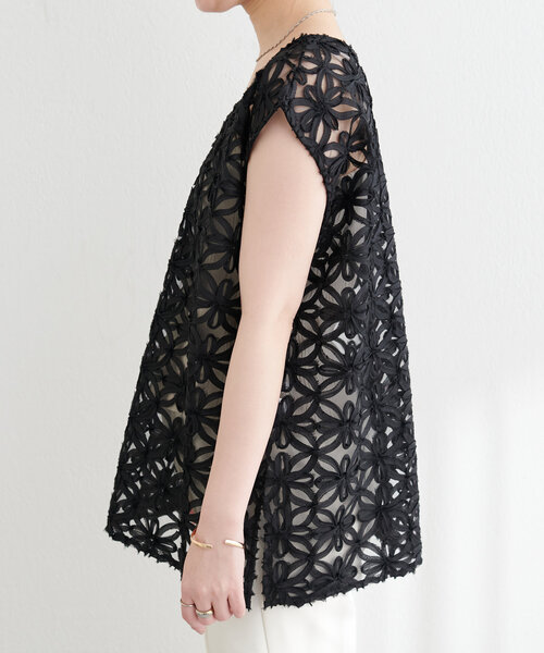 natural couture(ナチュラルクチュール)の「【WEB限定】チュールフラワーVネックベスト(キャミソール・レディース・アイボリー/ブラック・FREE)」の19枚目の写真