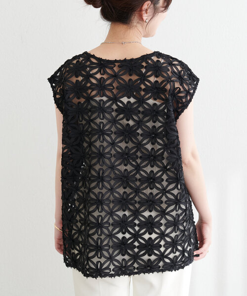 natural couture(ナチュラルクチュール)の「【WEB限定】チュールフラワーVネックベスト(キャミソール・レディース・アイボリー/ブラック・FREE)」の20枚目の写真