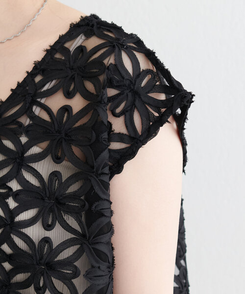 natural couture(ナチュラルクチュール)の「【WEB限定】チュールフラワーVネックベスト(キャミソール・レディース・アイボリー/ブラック・FREE)」の22枚目の写真
