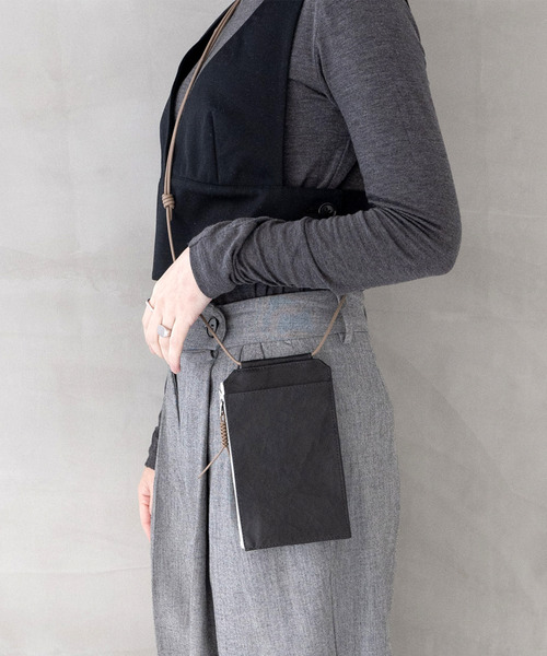 Senti(センティ)の「SENTI センティ / Dyneema(R) Leather TRAVEL SHOULDER BAG 超軽量ダイニーマレザートラベルショルダーバッグ / 3032(ショルダーバッグ・メンズ・ブラック系その他/ブラック・FREE)」の2枚目の写真