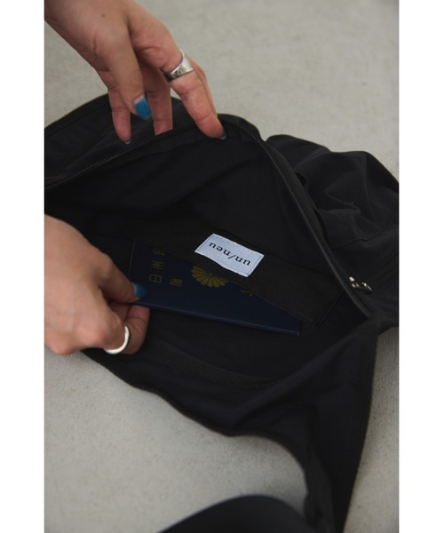 un/neu（アンノイ）の「スリムベストショルダー / フィッシングライクベスト / 撥水機能付き（ボディバッグ/ウエストポーチ・レディース・ブラック/ベージュ・FREE）」の6枚目の写真