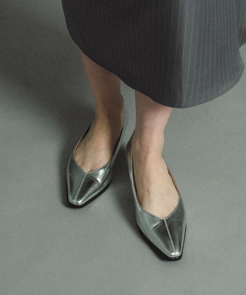 et.UNiVER(エトユニベール)の「Sleek Metallic Pumps(パンプス・レディース・シルバー/ブラック/チャコール・S/M/L/LL)」の3枚目の写真