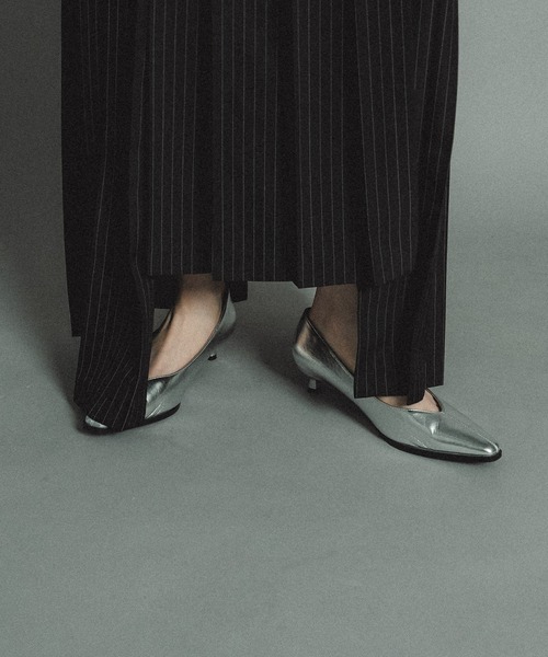 et.UNiVER(エトユニベール)の「Sleek Metallic Pumps(パンプス・レディース・シルバー/ブラック/チャコール・S/M/L/LL)」の4枚目の写真
