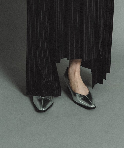 et.UNiVER(エトユニベール)の「Sleek Metallic Pumps(パンプス・レディース・シルバー/ブラック/チャコール・S/M/L/LL)」の6枚目の写真