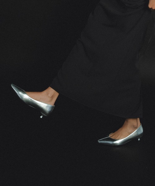 et.UNiVER(エトユニベール)の「Sleek Metallic Pumps(パンプス・レディース・シルバー/ブラック/チャコール・S/M/L/LL)」の8枚目の写真
