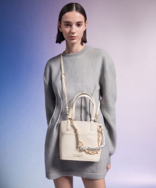CHARLES & KEITH(チャールズ & キース)の「Addison アディソン ノットロープリバーシブルトートバッグ(トートバッグ・レディース・ブラック/クリーム・S)」の1枚目の写真