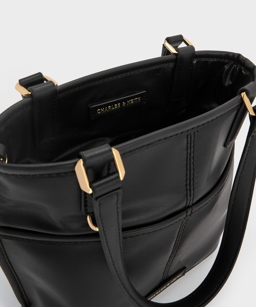 CHARLES & KEITH(チャールズ & キース)の「Addison アディソン ノットロープリバーシブルトートバッグ(トートバッグ・レディース・ブラック/クリーム・S)」の6枚目の写真