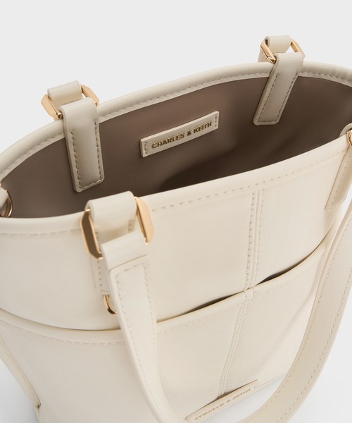 CHARLES & KEITH(チャールズ & キース)の「Addison アディソン ノットロープリバーシブルトートバッグ(トートバッグ・レディース・ブラック/クリーム・S)」の13枚目の写真