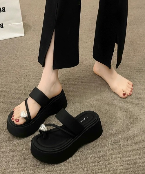 Sibra(シブラ)の「ハートビジュー付き厚底サンダル(サンダル・レディース・シルバー/アイボリー/ブラック・L/M/S)」の3枚目の写真