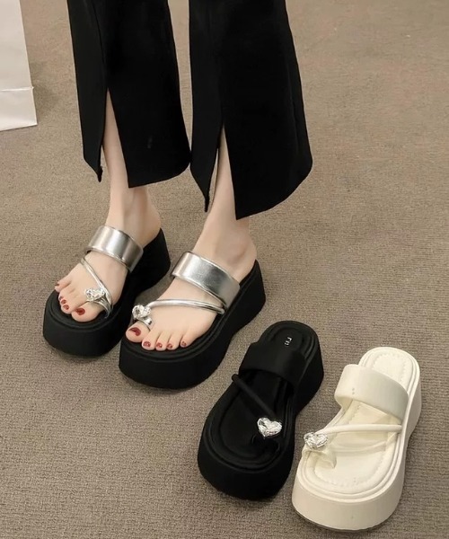 Sibra(シブラ)の「ハートビジュー付き厚底サンダル(サンダル・レディース・シルバー/アイボリー/ブラック・L/M/S)」の4枚目の写真