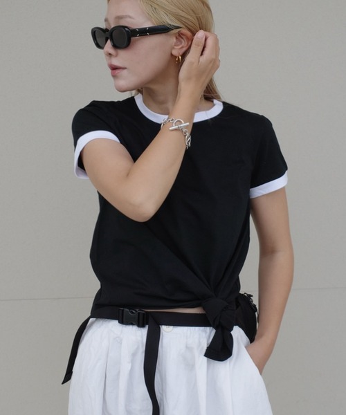 HEILIS(ヘイリス)の「【Hideka Original】アシンメトリーリンガーTシャツ/2WAY 配色 夏服 春服 Tシャツ カットソー 半袖 コンパクト バイカラー ストリート モノトーン ノームコア 韓国 カジュアル 変形 ブラック ホワイト オフ リンガー(Tシャツ/カットソー・レディース・オフホワイト/ブラック・FREE)」の1枚目の写真