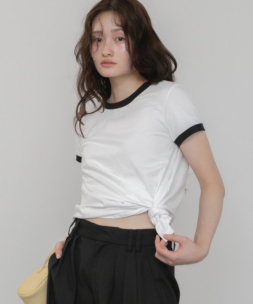 HEILIS(ヘイリス)の「【Hideka Original】アシンメトリーリンガーTシャツ/2WAY 配色 夏服 春服 Tシャツ カットソー 半袖 コンパクト バイカラー ストリート モノトーン ノームコア 韓国 カジュアル 変形 ブラック ホワイト オフ リンガー(Tシャツ/カットソー・レディース・オフホワイト/ブラック・FREE)」の4枚目の写真