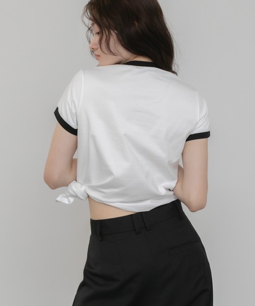 HEILIS(ヘイリス)の「【Hideka Original】アシンメトリーリンガーTシャツ/2WAY 配色 夏服 春服 Tシャツ カットソー 半袖 コンパクト バイカラー ストリート モノトーン ノームコア 韓国 カジュアル 変形 ブラック ホワイト オフ リンガー(Tシャツ/カットソー・レディース・オフホワイト/ブラック・FREE)」の5枚目の写真