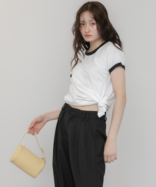 HEILIS(ヘイリス)の「【Hideka Original】アシンメトリーリンガーTシャツ/2WAY 配色 夏服 春服 Tシャツ カットソー 半袖 コンパクト バイカラー ストリート モノトーン ノームコア 韓国 カジュアル 変形 ブラック ホワイト オフ リンガー(Tシャツ/カットソー・レディース・オフホワイト/ブラック・FREE)」の7枚目の写真