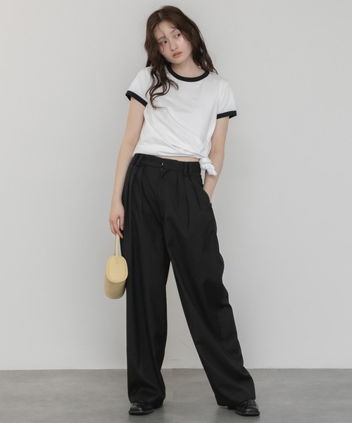 HEILIS(ヘイリス)の「【Hideka Original】アシンメトリーリンガーTシャツ/2WAY 配色 夏服 春服 Tシャツ カットソー 半袖 コンパクト バイカラー ストリート モノトーン ノームコア 韓国 カジュアル 変形 ブラック ホワイト オフ リンガー(Tシャツ/カットソー・レディース・オフホワイト/ブラック・FREE)」の17枚目の写真