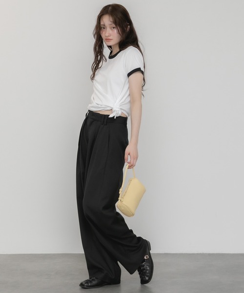 HEILIS(ヘイリス)の「【Hideka Original】アシンメトリーリンガーTシャツ/2WAY 配色 夏服 春服 Tシャツ カットソー 半袖 コンパクト バイカラー ストリート モノトーン ノームコア 韓国 カジュアル 変形 ブラック ホワイト オフ リンガー(Tシャツ/カットソー・レディース・オフホワイト/ブラック・FREE)」の18枚目の写真