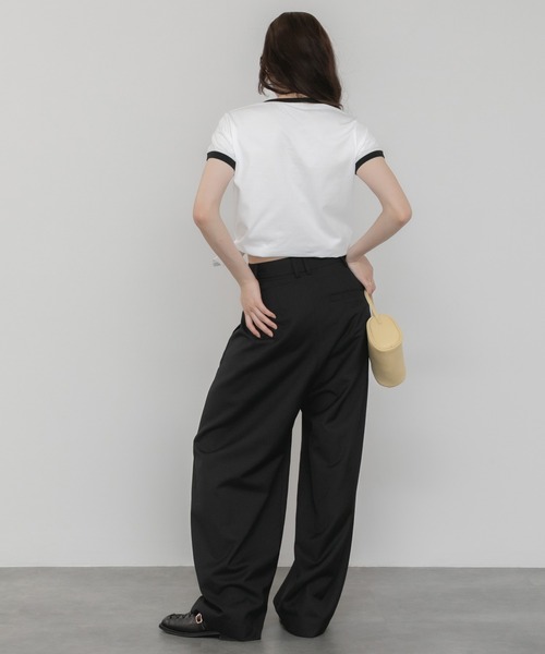 HEILIS(ヘイリス)の「【Hideka Original】アシンメトリーリンガーTシャツ/2WAY 配色 夏服 春服 Tシャツ カットソー 半袖 コンパクト バイカラー ストリート モノトーン ノームコア 韓国 カジュアル 変形 ブラック ホワイト オフ リンガー(Tシャツ/カットソー・レディース・オフホワイト/ブラック・FREE)」の19枚目の写真