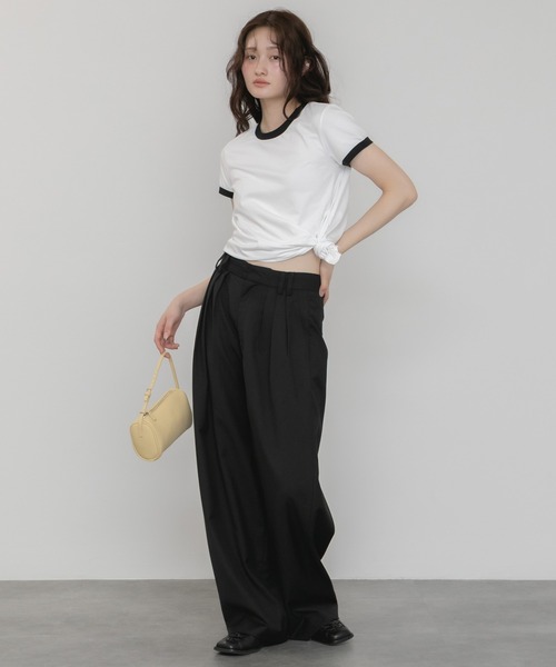 HEILIS(ヘイリス)の「【Hideka Original】アシンメトリーリンガーTシャツ/2WAY 配色 夏服 春服 Tシャツ カットソー 半袖 コンパクト バイカラー ストリート モノトーン ノームコア 韓国 カジュアル 変形 ブラック ホワイト オフ リンガー(Tシャツ/カットソー・レディース・オフホワイト/ブラック・FREE)」の21枚目の写真