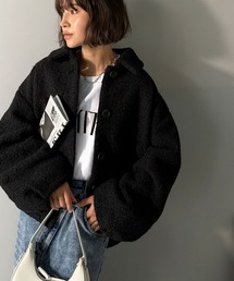 ボリューム感と抜け感の絶妙バランス。コクーン襟付きボアコート