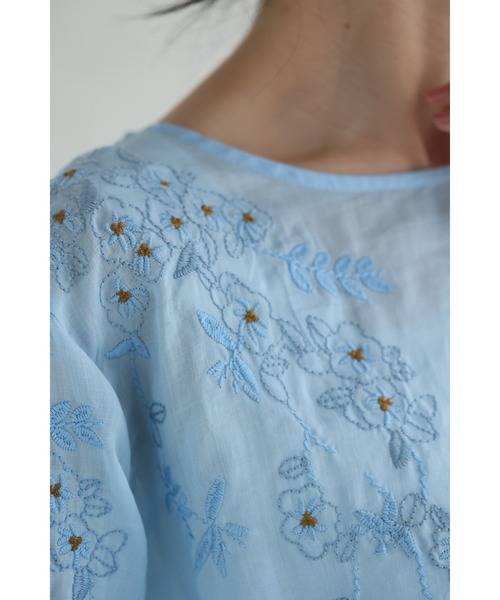 お花モチーフの刺繍襟が清楚なパステルブルーのブラウス　透け感　ツルツル生地　レトロ