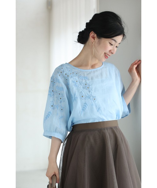 晴れ渡る青空ブルーの花刺繍ブラウストップス（シャツ/ブラウス