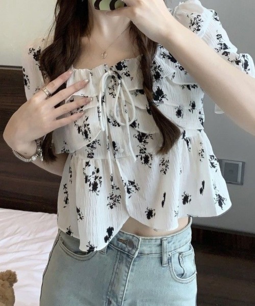 SPIGA(スピーガ)の「スクエアプリントフリルトップス(シャツ/ブラウス・レディース・ホワイト/ベージュ・LARGE/MEDIUM/SMALL)」の3枚目の写真