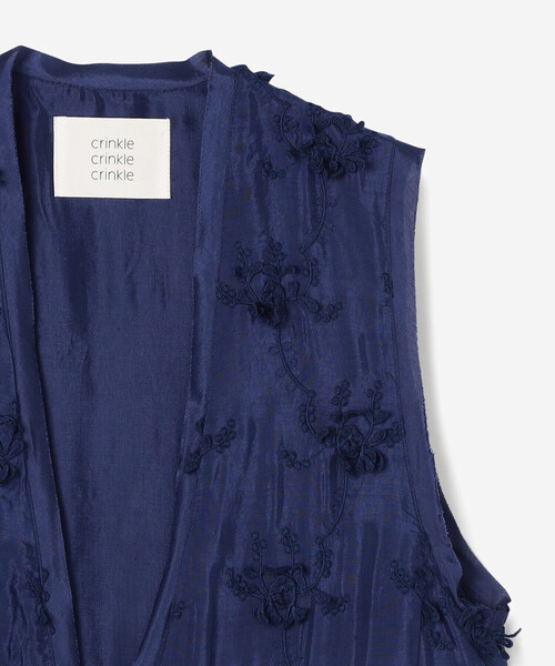 crinkle crinkle crinkle(クリンクルクリンクルクリンクル)の「crinkle crinkle crinkle | レーヨン フリルベスト WOMEN(ベスト・レディース・ブラック/ネイビー・F)」の6枚目の写真